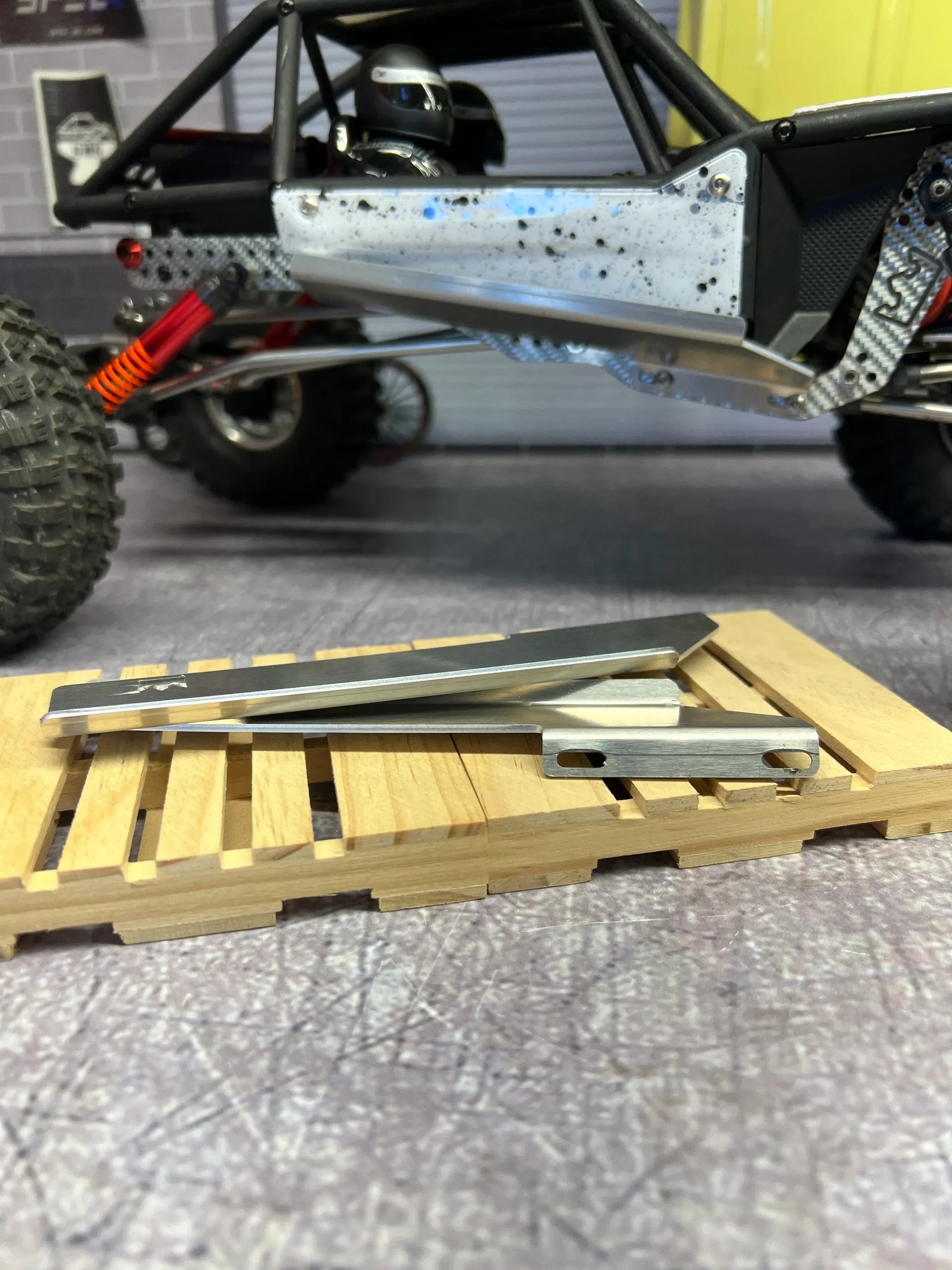 CAPRA CAGE SLIDERS